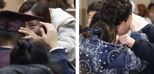 한 교사가 전공과 졸업생의 학사모를 만져주고 있다.(왼쪽) 학부모가 졸업생 딸에게 고마움을 전하고 있다.