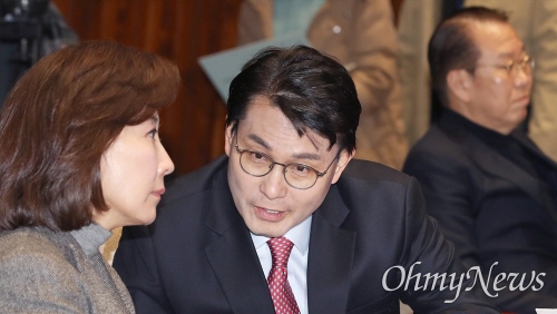 헌법을 유린한 윤석열 대통령을 옹호하는 논리를 지속적으로 생산하고 있는 국민의힘 의원들. [사진=오마이뉴스 ⓒ남소연]