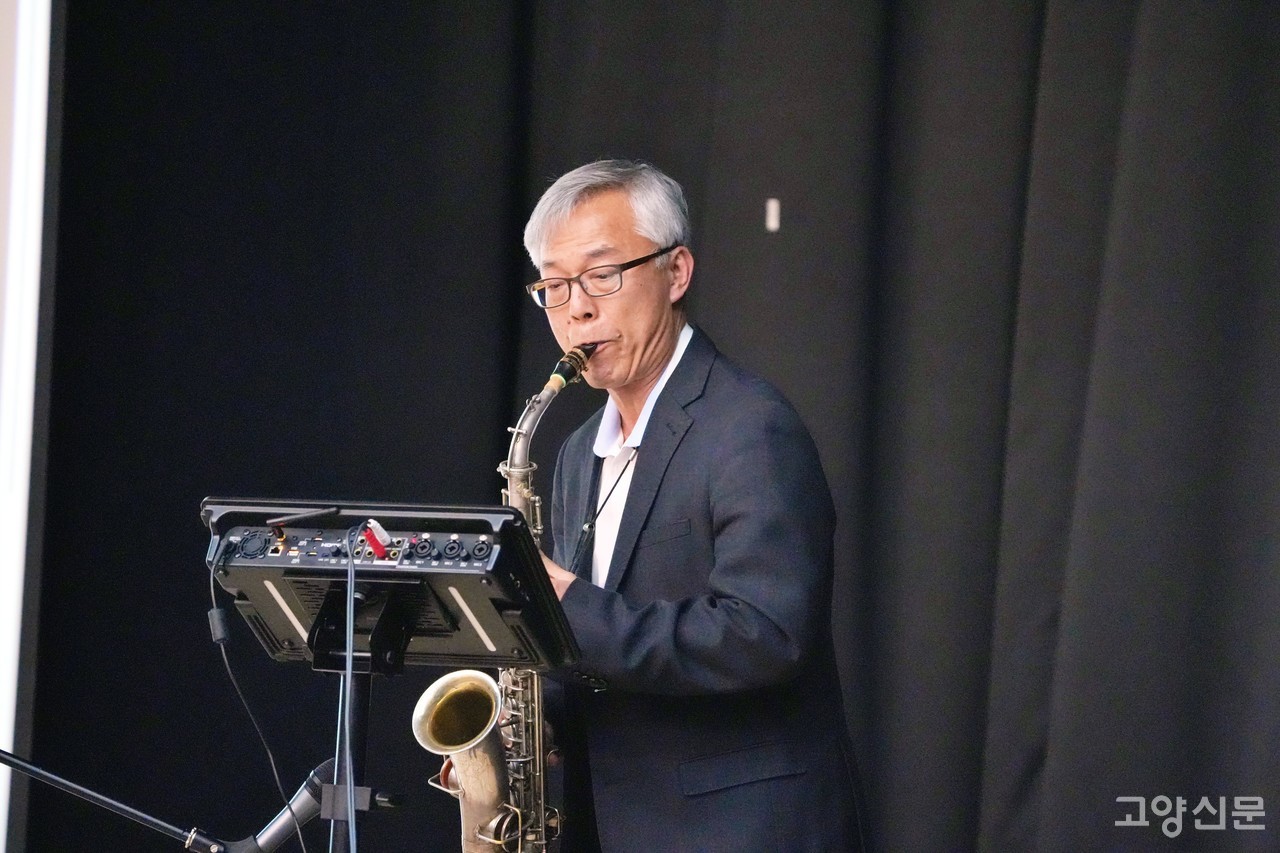 여는 순서로 진행된 이바다 고양포럼 운영위원의 색소폰 공연. [사진=박경만 전문기자]