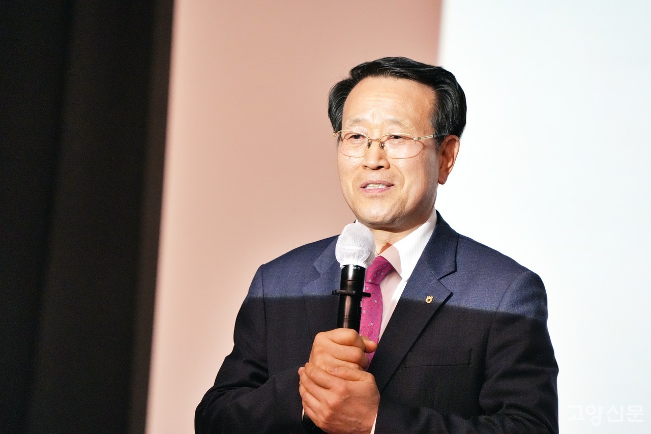 2025 고양지역사회 신년회 떡국식사를 제공한 유완식 고양축산농협 조합장. [사진=박경만 전문기자]