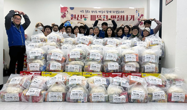 배다골테마파크 후원으로 원신동의 어려운 이웃에게 떡국떡을 전달했다.