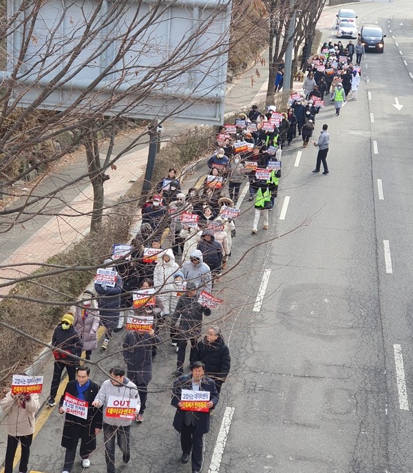 데이터센터 반대 식사동위시티연합 비상대책위원회가 지난 18일 주최한 '식사 주민 권기대회' 참가 주민들이 궐기대회를 마친 후 가두행진을 하고 있다. [사진제공=식사동위시티연합 비상대책위원회]