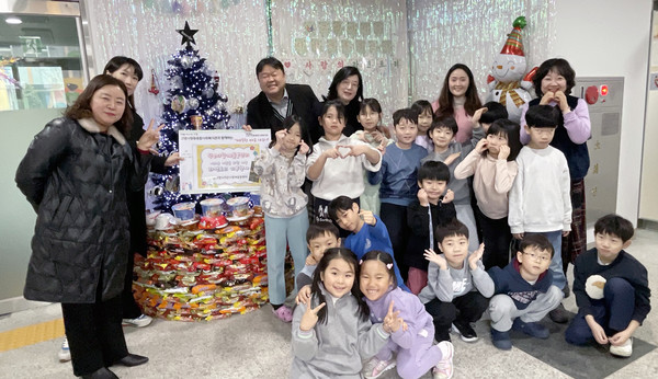 고양시덕은다함께돌봄센터에서 이용아동 20여명과 라면트리 후원전달식을 진행했다. 