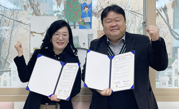 양복선 향동종합사회복지관장(왼쪽)과 정진명 덕은다함께돌봄센터장이 협약식 기념사진을 촬영했다. 