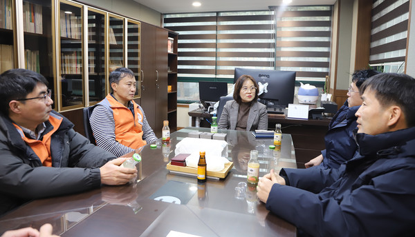 두 기관이 지역복지와 관련한 이야기를 나누고 있다.