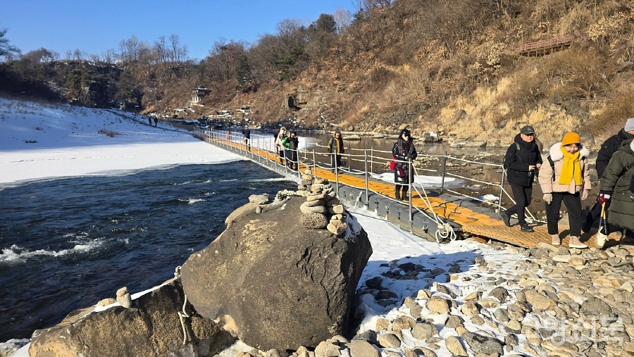 물윗길 곳곳에서 만나는 소박한 돌탑들이 정겹다. [사진=박경만 전문기자]