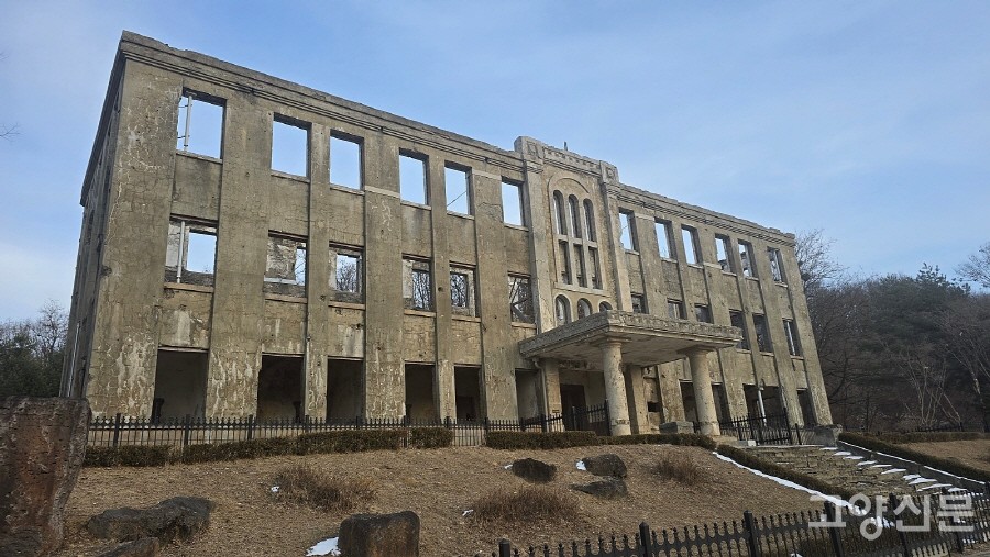 전쟁의 상처를 고스란히 보여주는 철원노동당사 건물. [사진=박경만 전문기자]