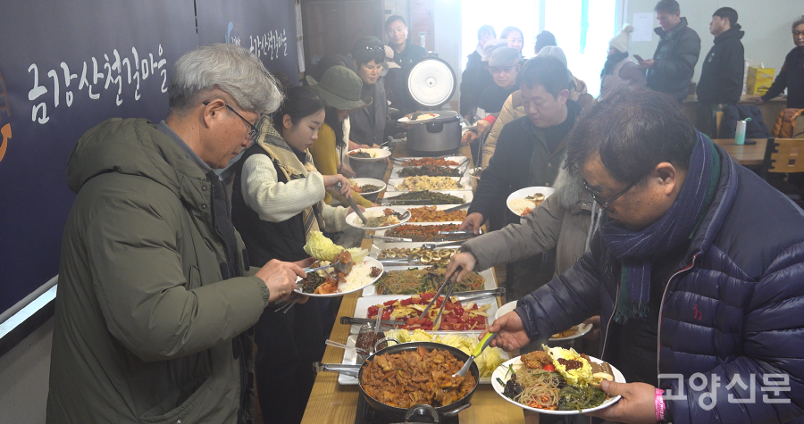 민통선 안 정연리 '금강산 철길마을'에서 맛있는 점심을 나누는 참가자들. 