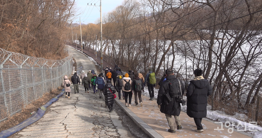 용양보 습지 탐방로로 들어서는 참가자들. 