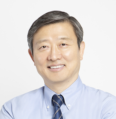 [고양신문] 이상철 한국항공대 항공우주 및 기계공학부 이상철 교수가 20일 한국항공우주연구원 신임원장으로 취임했다. 임기는 3년이다. 이 신임원장은 1986년 서울대학교 공과대학 항공공학과를 졸업하고 1988년 동 대학교 대학원에서 석사학위를 받았다. 이후 미국 텍사스 A&M대 항공우주공학과에서 박사 학위를 취득하고 삼성항공 연구소 선임연구원과 한국항공우주산업(KAI) 부장을 지냈다. 2006년부터 한국항공대 교수로 재직하며 산학협력단장, 대학원장, 항공우주체계시험인증연구센터장을 지냈으며, 현재 BK21 스마트드론융합교육연구단장을 맡고 있다. 지난해 우주항공청 개청과 함께 설치된 국가우주위원회의 민간위원과 과학기술외교자문위 우주분과 자문위원으로 활동하고 있으며, 공군 정책발전 자문위원, 방위사업청 감항인증 자문위원, FA-50 개조개발 절충교역 민간자문위원 등으로 활동했다. 제36대 한국항공우주학회장을 역임하기도 했다. 이 신임원장은 “변화와 혁신이 필요한 뉴 스페이스(New Space) 시대를 맞아 한국항공우주연구원을 국가경제와 우주안보에 기여하고 국민에게 자긍심과 희망의 메시지를 전하는 세계적 연구기관으로 발전시켜 나가겠다”고 포부를 밝혔다.