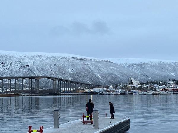 트롬쇠 겨울풍경, 다리건너 트롬쇠를 상징하는 삼각형의 북극성당이 보인다. [이철규 특파원]