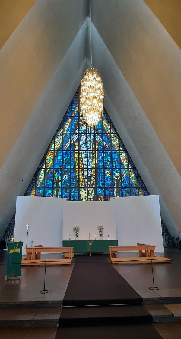  트롬스달렌에 위치한 삼각형 모양의 랜드마크 북극 대성당(The Arctic Cathedral) 내부전경. [이철규 특파원]