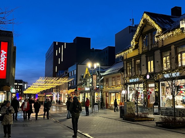 트롬쇠 도심 겨울풍경, 겨울밤 같은 한낮에 북유럽 문화를 즐기려는 사람들의 발길이 이어진다. [이철규 특파원]