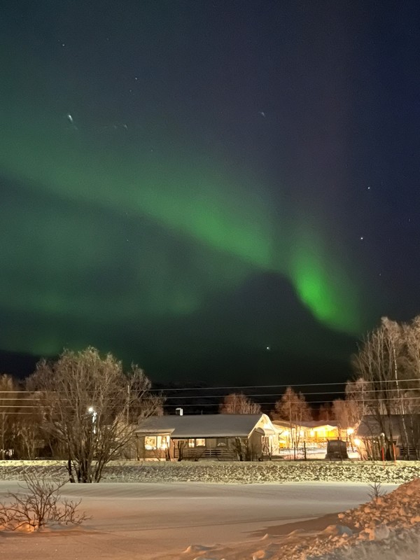 북극의 관문, 트롬쇠 인근 주택가에 형형색색 오로라가 빛나고 있다. [이철규 특파원]