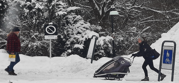 노르웨이 겨울 유모차, 눈이 많이 쌓인 날엔 유모차 바퀴를 스키날로 바꿔 이동하기도 한다. [이철규 특파원]