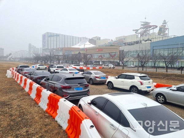 지난 22일 임시주차장 진입로. 양방향으로 주차된 차들로 인해 진입로 통과가 쉽지 않았다. 간혹 진입 도중에 맞은편 차량과 마주하면 후진으로 원마운트 앞 도로까지 다시 나가야 한다. 
