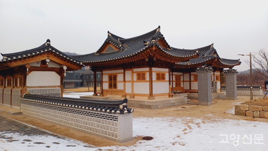 본채와 부채, 담장과 사주문을 갖춘 아재당. 