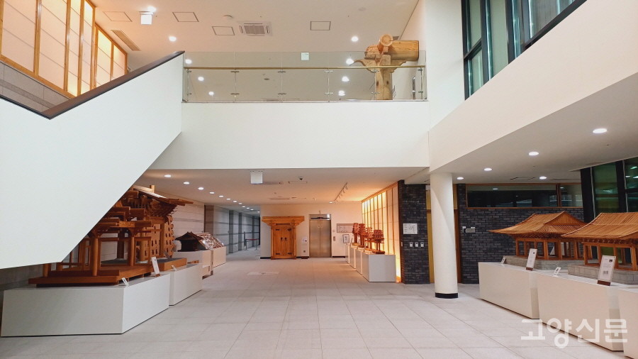 건물 로비 역시 다양한 전시물을 감상할 수 있는 전시관이다. 