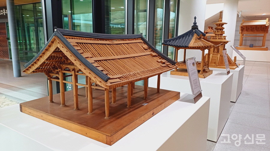 다양한 전통건축물의 구조를 보여주는 모형들. 