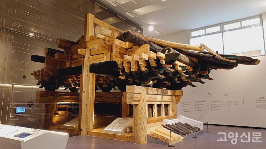 2008년 숭례문 화재 현장에서 수습한 부재를 활용해 재현한 숭례문 지붕 일부.