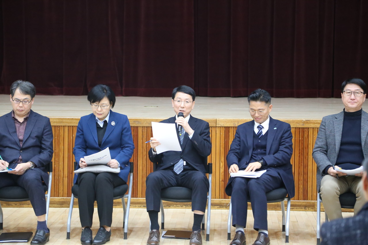 청중의 질문에 답하는 김성중 경기도 행정1부지사(가운데). 김 부지사 옆에는 이정화 고양시 제2부시장이 앉아 있다. 