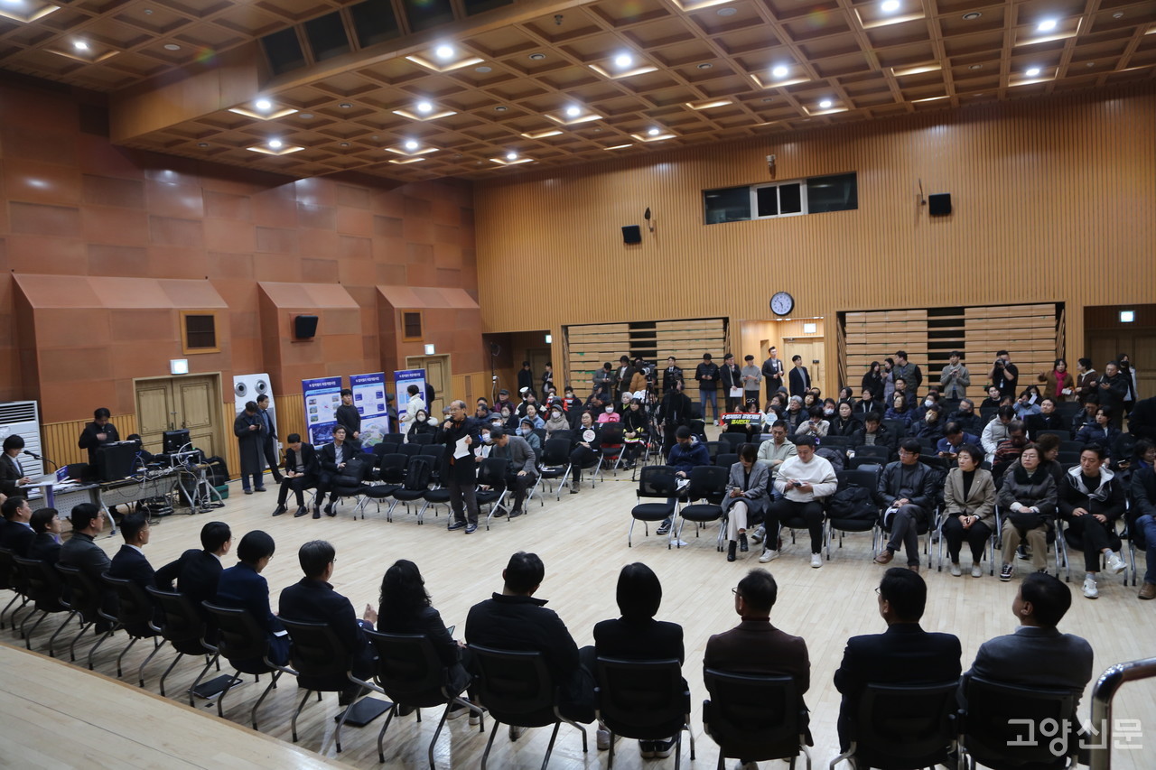 이날 주민간담회에서는 김성중 경기도 행정1부지사, 이계삼 경기도 도시주택실장을 비롯해 경기도, 고양시, 경기주택도시공사(GH) 관계자들이 청중들의 질문에 답하는 시간도 가졌다.