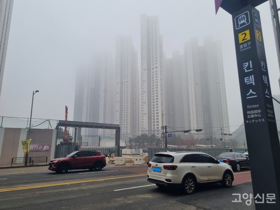 앞이 잘 보이지 않을 정도로 미세먼지가 심했던 지난 21일. 킨텍스역에선 실내공기질 측정기기를 찾기 어려웠다. 