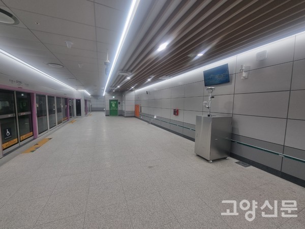 GTX-A킨텍스역 지하 7층. 승강장 양끝에 미세먼지 모니터가 있고 실내공기질 측정기 1대가 설치돼 있다.