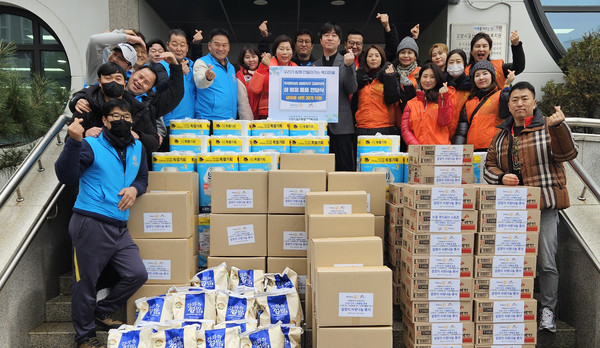 고양로타리클럽, 고양명문로타리클럽, 고양어울림로타리클럽 회원이 전달식 단체사진을 촬영하고 있다.