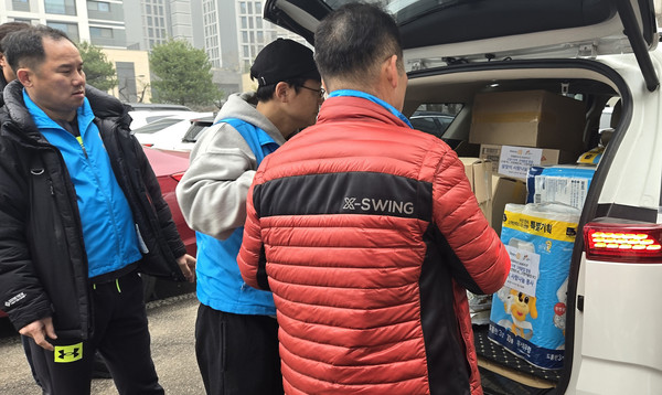 나눔을 위해 선물을 싣고 있는 고양로타리클럽 회원들.