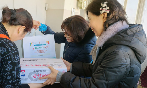 문촌9종합사회복지관이 설 명절을 맞아 ‘2025 새해맞이 복꾸러미 나눔’을 진행했다.