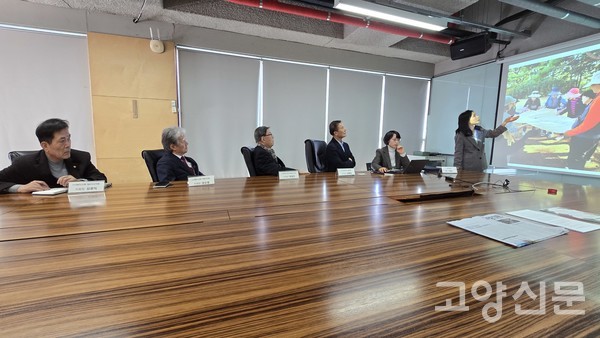 이영아 고양신문 대표가 '경로당 마을숲 친구들' 프로그램에 대해 설명하고 있다.