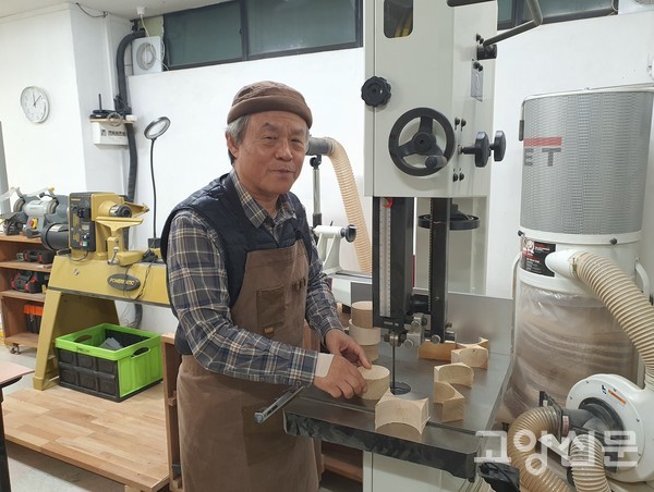 나무 외형자르기 시범을 보여주고 있는 정명수 작가.