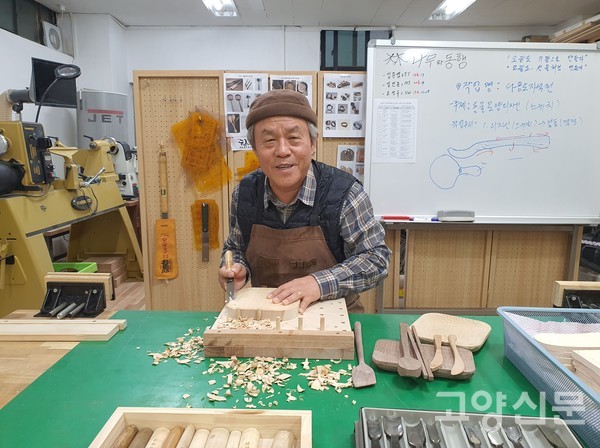 작업 과정에서 나오는 톱밥은 송포지역 농경지 퇴비로 활용된다