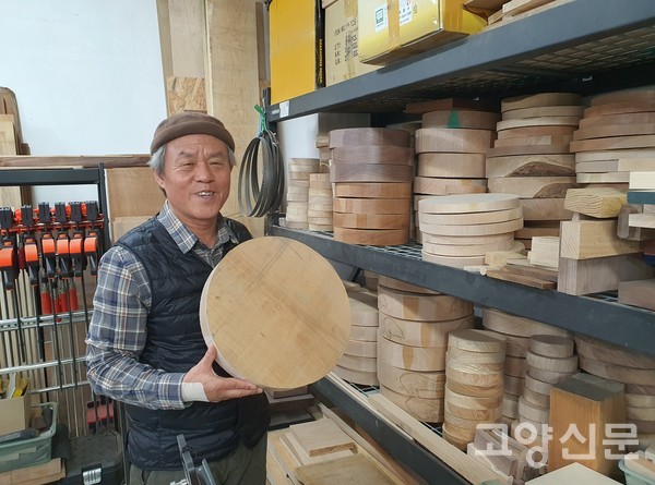 큼지막한 나무판자가 공방에 들어오면 미리 원형작업을 해둔다.