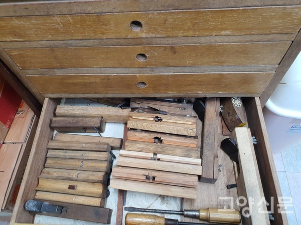 30년 이상 된 손때 묻은 공구장엔 바퀴를 달아서 이동이 편하도록 했다.