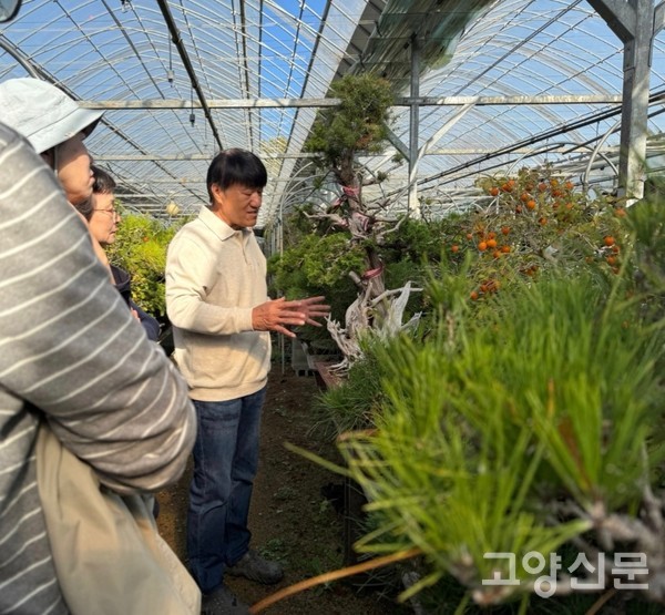 분재교육을 하고 있는 김경태 원장.