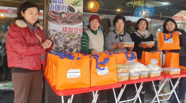 정발산동 바르게살기위원회가 설 명절을 맞이해 나눔 행사를 진행하며 소외계층에 온정을 전했다.