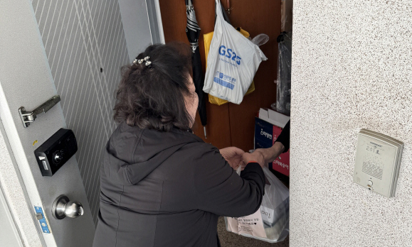 명절 음식 꾸러미를 전하고 있는 백석1동 지역사회보장협의체 위원.