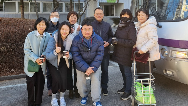 고양시장애인종합복지관이 설 명절을 맞아 저소득 장애인 가정을 방문해 명절 음식을 전달했다.