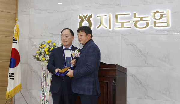 학경 한국후선학경 한국후계농업경영인회 지도지구회장(오른쪽)이 우수농업경영인상을 받았다.