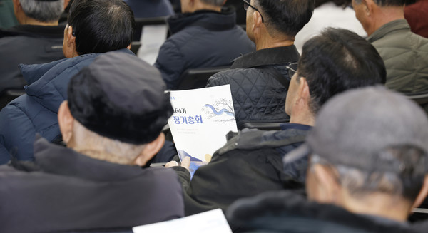 총회에 참석한 조합원들이 총회에 귀를 기울이고 있다.