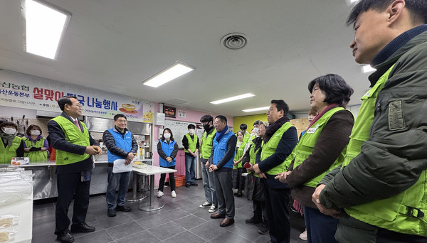 유완식 고양축산농협 조합장(왼쪽)이 인사말을 전하고 있다.