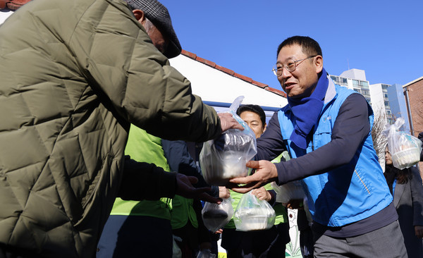 김영환 국회의원이 나눔에 동참해 어르신들에게 떡국과 물품을 전달하고 있다.