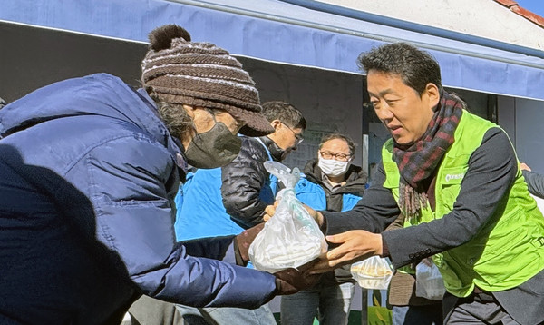 오영석 농협중앙회 고양시지부장도 나눔에 참여해 떡국 나눔을 펼치고 있다.