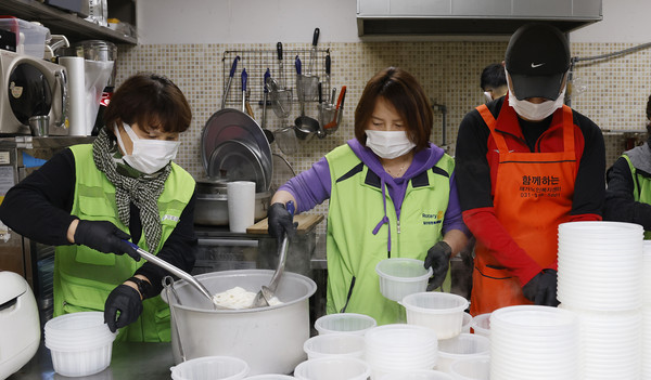 봉사자들이 따스함을 전달하기 위해 당일 바로 떡국을 조리해 어르신들에게 전달했다.