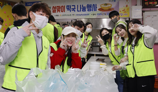 봉사단체 '하리'의 역할은 떡국나눔에 큰 도움이 됐다.