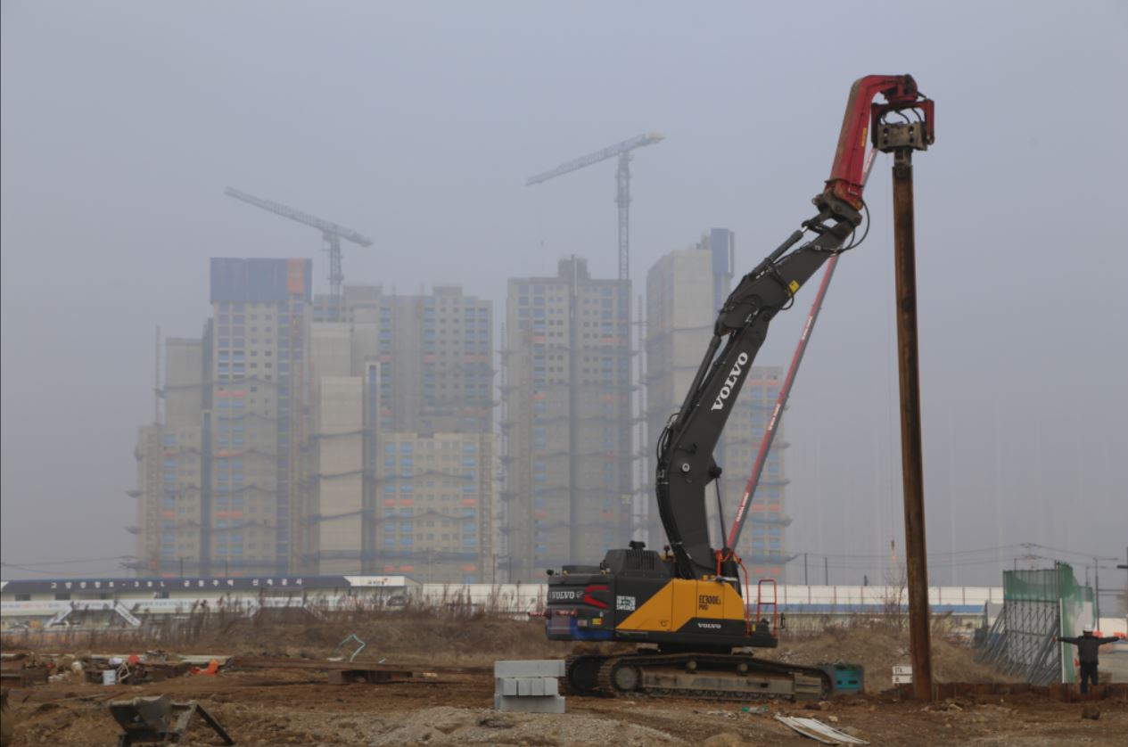 2016년 12월 지구지정될 당시에는 2023년 12월말 준공하는 것으로 계획됐던 장항지구는 준공 시기를 2028년 하반기로 늦췄다. 사진에서 공사차량 뒤에 내년 4월 655세대가 입주할 A-2블록 아파트의 골조가 보인다.