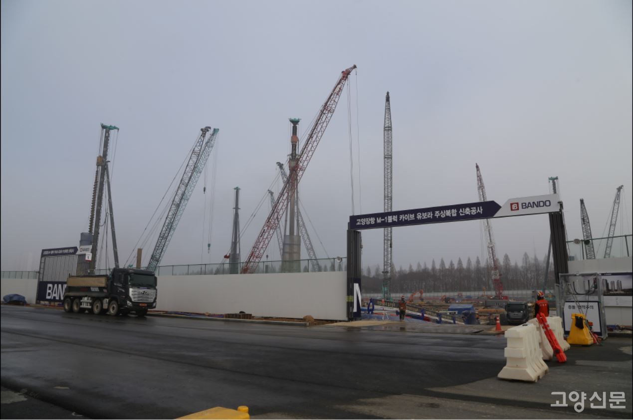 장항지구 내 가장 고층인 49층 높이로 지어질 고양장항카이브유보라 건설 현장에는 현재 타워크레인 역시 가장 많이 밀집해있다.