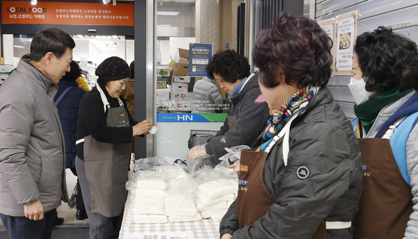 이창림 조합장이 떡판매에 나와 여성조직을 응원하고 있다.
